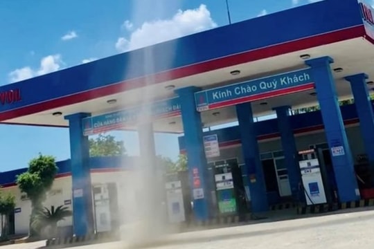 Xuất hiện lốc xoáy cao hàng chục mét trước cửa hàng xăng dầu ở Hà Tĩnh
