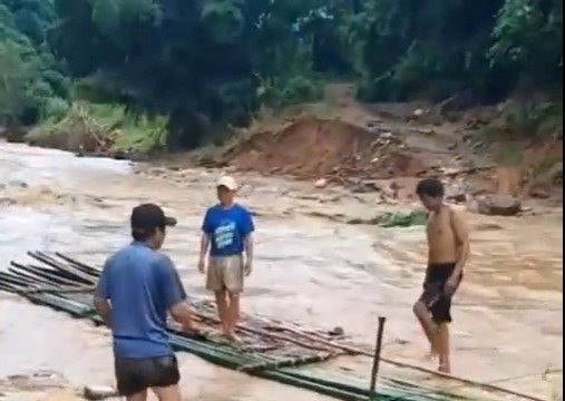 Hơn 200 học sinh không thể đến trường vì cầu treo bị lũ cuốn