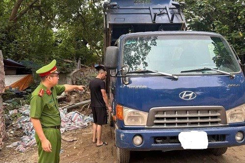 Hành vi đổ trộm chất thải có thể bị truy tố hình sự và phạt tiền đến 2 tỉ đồng