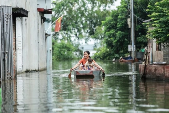 Mưa lớn diện rộng, cảnh báo lũ trên các sông quanh Hà Nội