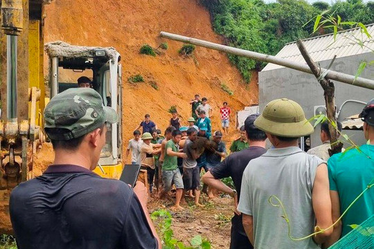 Cứu sống người đàn ông bị vùi lấp do sạt lở đất đá ở Tuyên Quang