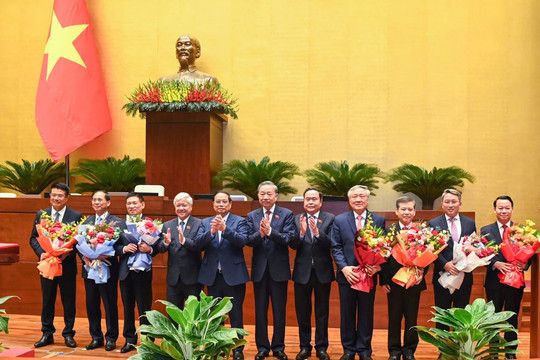 Quốc hội tiến hành phê chuẩn bổ nhiệm ba Phó Thủ tướng, hai Bộ trưởng và bầu nhân sự mới