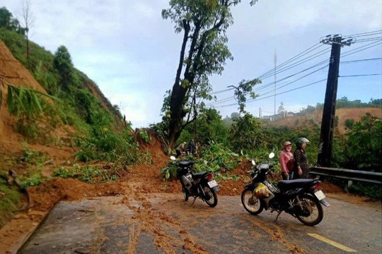 Mưa lớn kéo dài, Quốc lộ 15C sạt lở nghiêm trọng