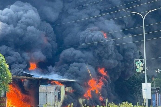 Thái Nguyên: Xưởng phế liệu cháy lớn, khói đen nghịt trời