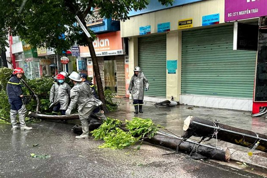 Công an quận Thanh Xuân kịp thời ứng phó xử lý, khắc phục sự cố do bão số 3 gây ra