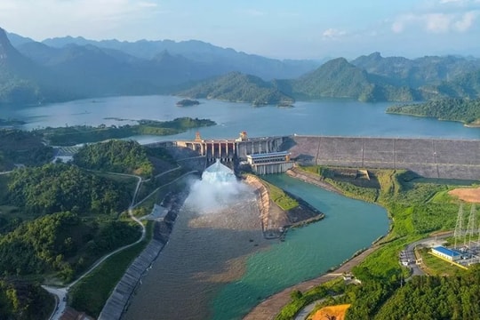 Lũ tại các sông lên nhanh, nhiều hồ thủy điện miền Bắc mở tiếp cửa xả lũ