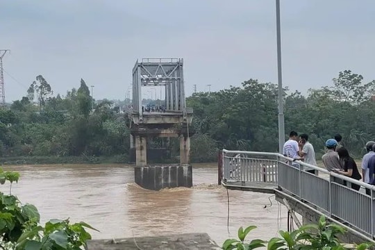 Sập cầu Phong Châu tại tỉnh Phú Thọ