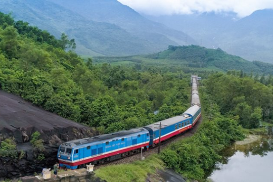 Dừng chạy tuyến tàu khách Hà Nội - Lào Cai do mưa lũ lớn