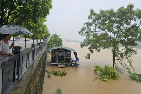 Sông Hồng tại Lào Cai xuất hiện lũ lớn hiếm gặp trong nhiều năm