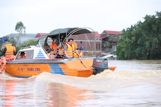 Thủ tướng Phạm Minh Chính: Bảo đảm an toàn đê điều, hồ đập; triển khai phương tiện, kể cả trực thăng tiếp cận bằng được để hỗ trợ người dân 