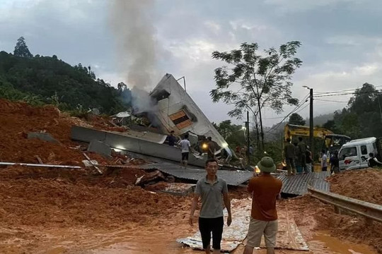 Yên Bái: Sập nhà trong đêm khiến nhiều người bị vùi lấp, giao thông bị chia cắt