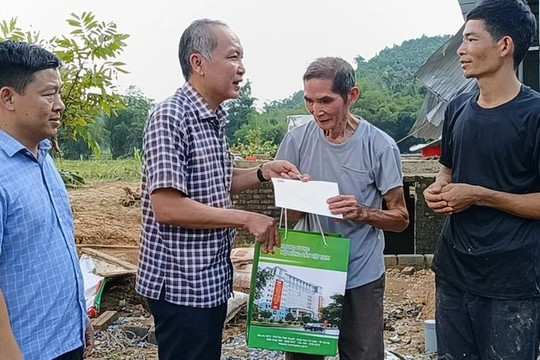 Phó Chủ tịch Thường trực TƯ Hội NDVN trực tiếp đến thăm hỏi nông dân vùng lũ Thái Nguyên