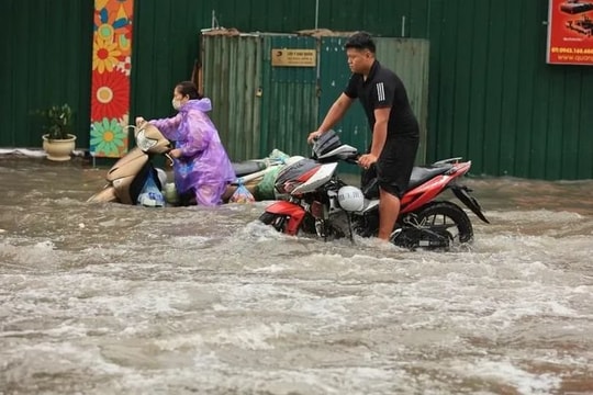 Miền Bắc lại mưa lớn, nhiều tuyến phố của Hà Nội ngập sâu