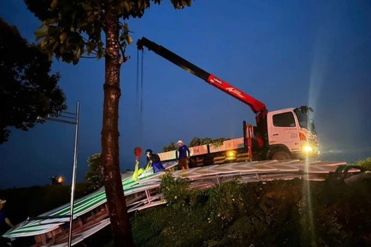 Mưa lớn kèm lốc xoáy đã làm sập và tốc mái hàng chục căn nhà ở Đồng bằng sông Cửu Long