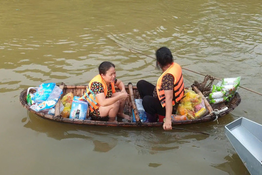 Đoàn công tác của AWATEN và Tạp chí điện tử Môi trường và Cuộc sống thăm hỏi, trao quà cho người dân vùng lũ cô lập tại Bắc Giang