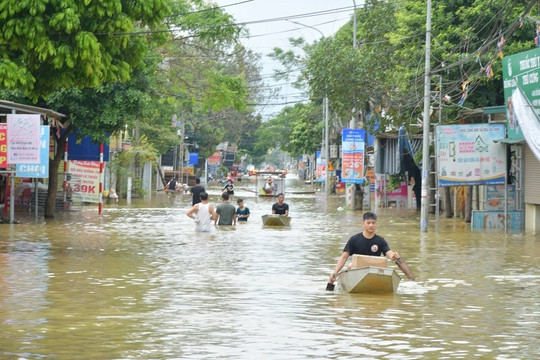 Nước sông rút chậm kèm mưa lớn, kéo dài thời gian ngập lụt tại Hà Nội 