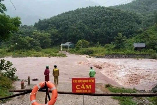 Lũ trên sông Gianh lên nhanh, cảnh báo nguy cơ ngập lụt diện rộng
