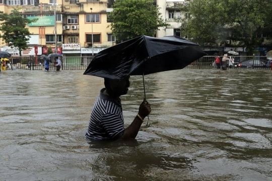 Ấn Độ: Mưa lớn làm tê liệt Mumbai, ít nhất 4 người thiệt mạng