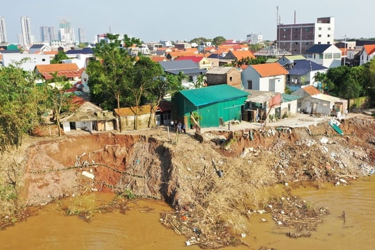 Sạt lở nghiêm trọng khiến 4 ngôi nhà đổ sập xuống sông Đồng Nai