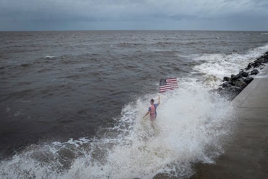 Siêu bão Helene đổ bộ vào Florida (Mỹ), người dân được yêu cầu sơ tán khẩn cấp