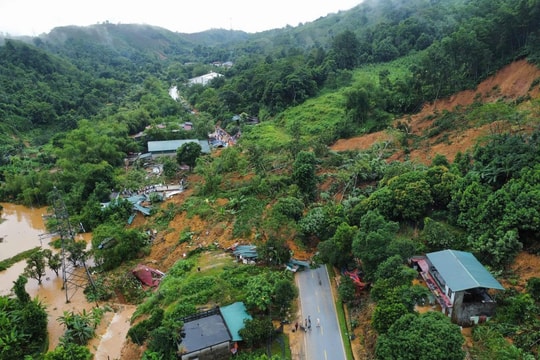 Hà Giang: Sạt lở nửa quả đồi, nhiều nhà dân và ô tô gặp nạn