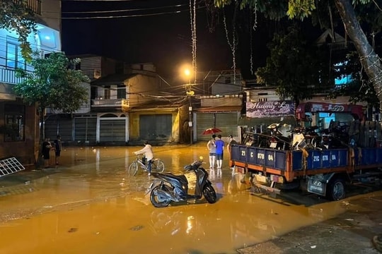 Nước sông Hồng dâng cao, người dân Yên Bái thức trắng đêm chạy lũ