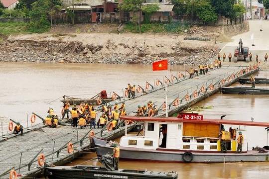 Cầu phao Phong Châu tạm đóng do nước sông Hồng lên cao