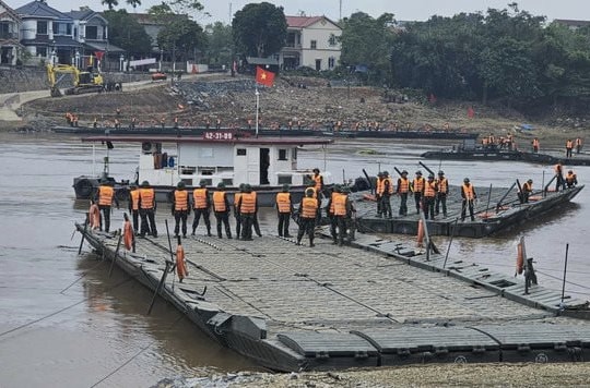 Phà quân đội tạm thay cầu phao Phong Châu