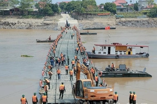 Cầu phao Phong Châu tiếp tục hoạt động trở lại phục vụ người dân