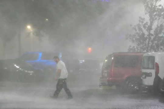 Siêu bão Milton đổ bộ gây thiệt hại lớn cho bang Florida (Mỹ)