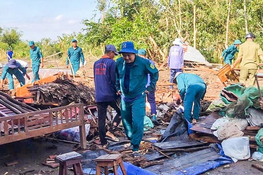 Kiên Giang: Lốc xoáy khiến 23 ngôi nhà bị sập và nhiều người bị thương