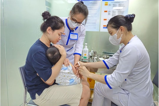 Tăng cường triển khai tiêm vaccine, khẩn trương ngăn chặn dịch sởi