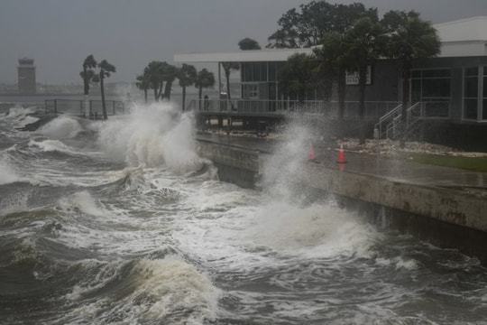 Siêu bão Milton càn quét Florida - Mỹ, nguy cơ xảy ra lốc xoáy, lũ quét nghiêm trọng