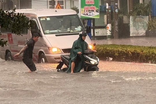 Bình Dương: Đường phố ngập sâu do mưa lớn cuối giờ chiều