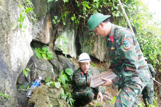 Quảng Bình: Xử lý khối đá nặng 300 tấn có nguy cơ sạt lở tại thị trấn Phong Nha