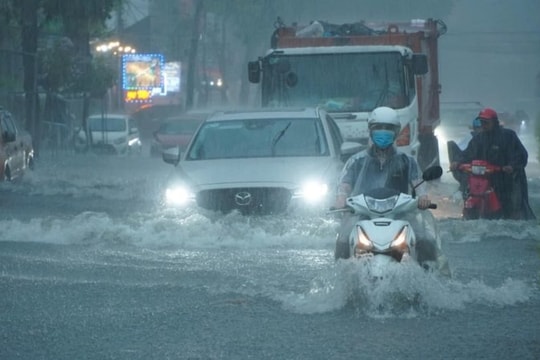 Nhiều tuyến đường ở Cần Thơ ngập sâu sau trận mưa lớn nhất từ đầu năm