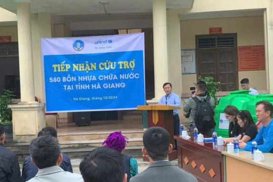 UNICEF hỗ trợ bồn nhựa chứa nước cho người dân bị ảnh hưởng bởi bão số 3