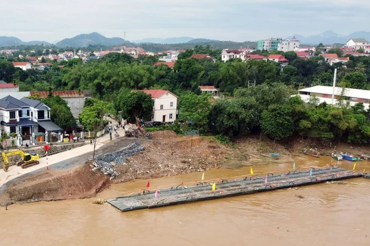 Phú Thọ: Cầu phao Phong Châu tiếp tục phải tạm dừng hoạt động do nước sông Hồng lên cao