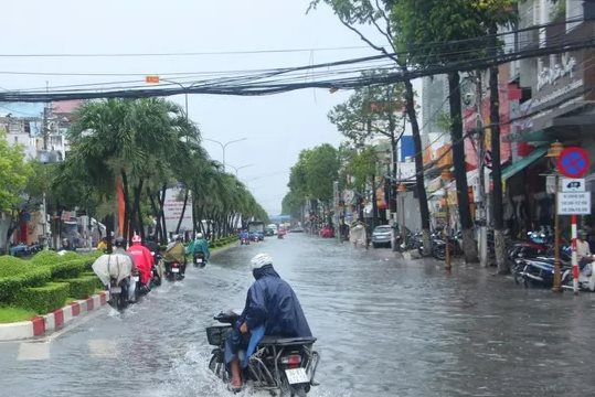 Bạc Liêu: Nhiều tuyến đường nội ô bị ngập sâu sau cơn mưa lớn kéo dài