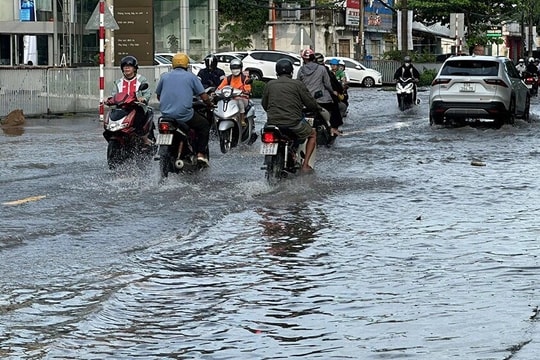 Triều cường tại Cần Thơ đã vượt báo động 3, nhiều tuyến đường ngập sâu