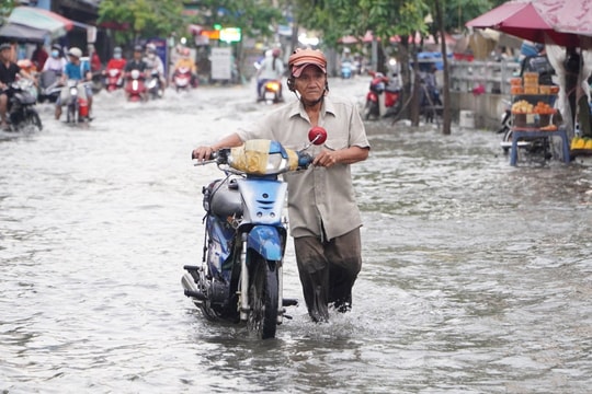 Hôm nay TP. HCM đạt đỉnh triều cường kèm mưa lớn, nguy cơ ngập úng