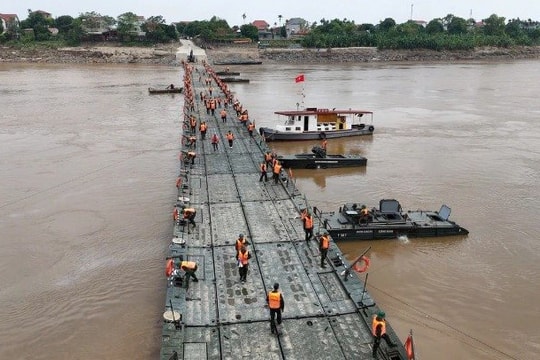 Từ trưa 18/10, dừng phà quân sự, lắp lại cầu phao Phong Châu