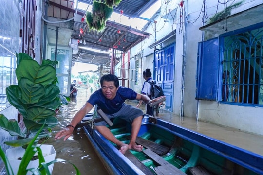 Đồng Nai triều cường lên đỉnh, người dân chèo xuồng đi lại