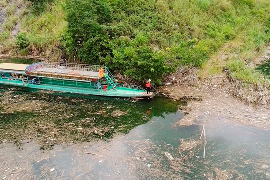 Tăng cường công tác vệ sinh, thu gom và xử lý rác thải lòng hồ thủy điện Tuyên Quang