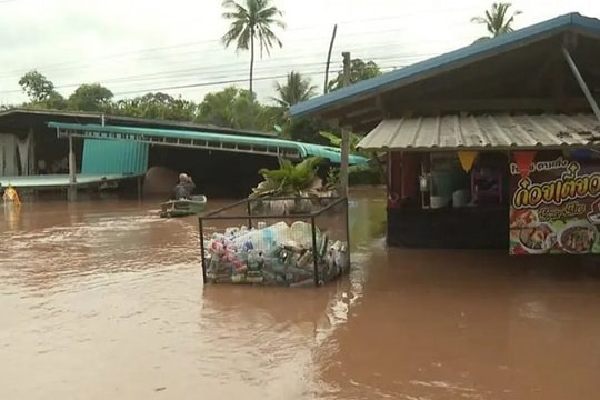 Thái Lan: Hơn 1000 ngôi nhà chìm trong lũ suốt một tháng trời, nước bốc mùi hôi thối