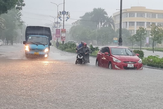 Nhiều tuyến đường tại thành phố Đồng Hới ngập sâu do mưa lớn