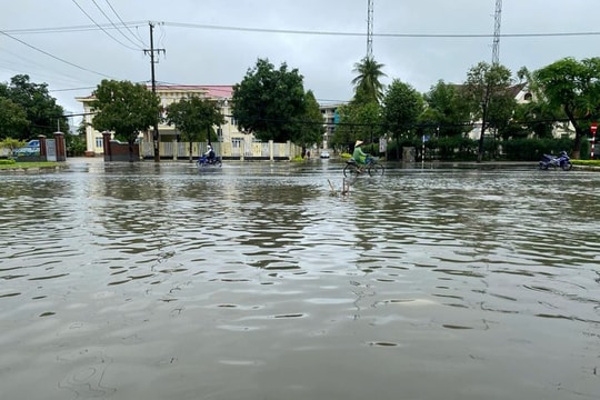 Nhiều tỉnh thành ở miền Trung mưa trắng trời, nhiều tuyến đường ngập cục bộ