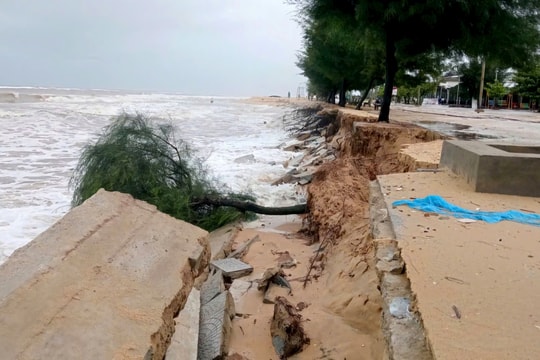 Bờ biển ở Thừa Thiên Huế sạt lở nghiêm trọng, “ăn” sâu vào đất liền