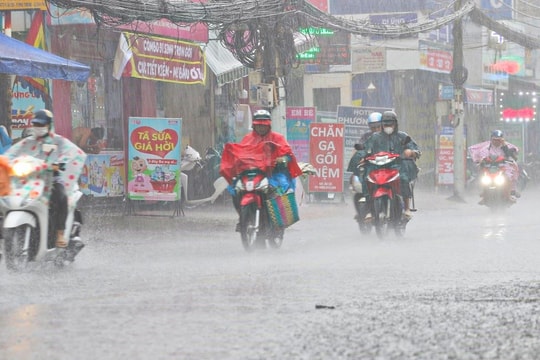 Thành phố Hồ Chí Minh đón mưa đến hết tháng, đề phòng ngập úng