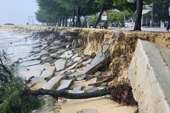 Sạt lở bờ biển nghiêm trọng, Thừa Thiên Huế công bố tình huống khẩn cấp về thiên tai